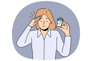 Kadın baş ağrısından muzdarip ve migrenle başa çıkmak için ilaç paketi gösteriyor. Migreni ya da baş dönmesi olan bir kızın ilaçların kesilmesi nedeniyle doktor ve eczacının yardımına ihtiyacı var.