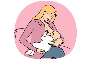 Kadın bebeği emziriyor ve gülümsüyor. İlk çocuk doğduktan sonra anneliğin mutluluğunu yaşıyor. Mutlu anne kanepede oturup bebeği emziriyor. Yapay bebek mamasından vazgeçmek için.