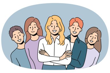 Bir grup iş adamı gülümsüyor ve şirket sorunlarını çözen bir ekrana bakıyor. Güvenilir genç iş adamları kriz yönetimi hizmetlerine yardım ve yataklık etmeye hazır.