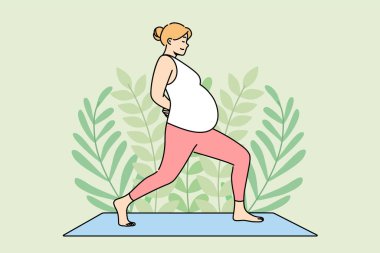 Hamile kadın fitness minderinde yoga yapıyor, kendine ve doğmamış çocuğuna bakıyor. Hamile kız bağışıklık sistemini desteklemek için yoga ve pilates yaparak anne olmaya hazırlanıyor..