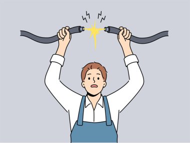 Elektrikçi adam yüksek gerilimli kabloyu binanın elektriğine bağlıyor, güvenlik ihlali nedeniyle elektrik şoku riski var. Usta elektrikçi insanlara sürekli elektrik sağlamak için çalışıyor.