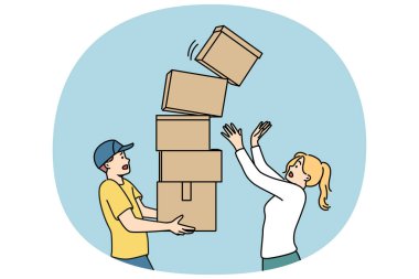 Erkek kurye bir yığın kutu taşır ve paketten birini sipariş alan kadının yanına bırakır. Beceriksiz kurye, profesyonellik eksikliği nedeniyle teslimat sırasında malları mahvetme riskine giriyor