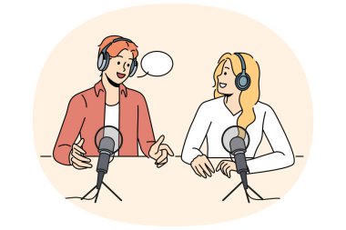 Radyo programı sunucuları mikrofonlarla masada oturup en son haberleri online podcast 'e hazırlamayı tartışıyor. Erkek ve kadın radyo spikeri olarak çalışırlar ve ses kayıt stüdyosunda ses yayını yaratırlar..