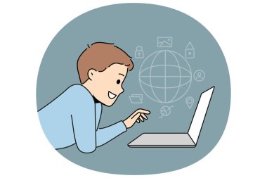 Küçük çocuk dizüstü bilgisayarda internette geziniyor. İnternet sitelerinde bilgisayar sörfü yapan gülümseyen bir çocuk. Çocuklar ve teknoloji. Vektör illüstrasyonu.