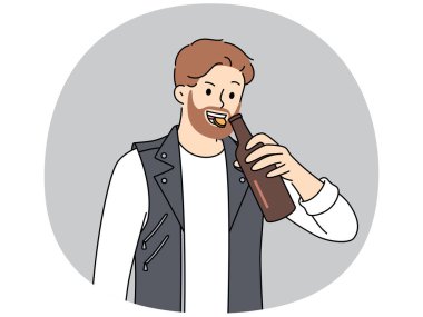 Acımasız adam bira şişesini diş ve gülümsemeyle açar, alkol bağımlılığından muzdariptir. Deri yelekli genç sakallı adam bira içiyor ve sarhoş edici içkinin tadını çıkarıyor.
