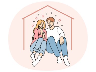 Mutlu çift hayali bir evde oturup ipotek ve kendi mülklerini alma ya da büyük bir daire kiralama hayalleri kuruyor. Erkek ve kadın emlak sigortası hizmetlerinden yararlanarak evin içinde kucaklaşıyorlar.
