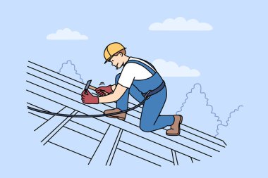 İnsan müteahhit evin çatısına kiremit yerleştirir, çekiç ve çivilerle onları sıkıca bağlar. Guy, tamirat ve inşaat uzmanı, çatıda duruyor, çivili tahtayla bina iskelesi..