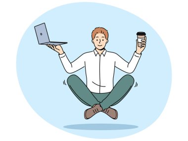 Laptop ve kahveyle meditasyon yapan bir iş adamı, havada süzülerek lotus pozisyonunda oturuyor. İş adamı işten zevk alır ve iş görevlerindeki verimliliği artırmak için meditasyon veya yoga tavsiye eder.