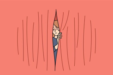Kadın topluluk önünde konuşma fobisi yaşıyor ve seyircileri izlemek için sahne arkasından dışarı bakıyor. İş yerinde kadın düşmanlığı ve cinsiyet ayrımcılığı mağduru kızlarda fobi geliştirme sorunu