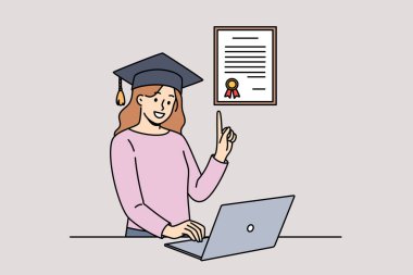 Kadın mezun dizüstü bilgisayarla online eğitim alıyor ve edinilmiş bilgi sertifikası sertifikası gösteriyor. Çevrimiçi eğitimi olan kız, web siteleri ve video dersleri yoluyla eğitim kalitesini artırdı