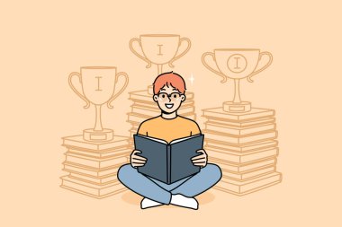 Dâhi ilkokul öğrencisi elinde dizüstü bilgisayarla kitap yığınlarının yanında oturmuş, kazanan kupalarla. Çevrimiçi Olimpiyat 'ı kazanan mutlu öğrenci dehası eğitim edebiyatı sayesinde.