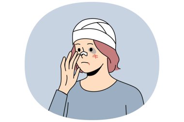 Kafasında bandajla dövülmüş ve yüzünde yaralar olan kadın suçlu ya da manyağın kurbanı oldu. Dövülmüş kız stresli ve saldırgan tarafından saldırıya uğradıktan sonra tıbbi ve psikolojik desteğe ihtiyacı var.