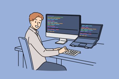 İnsan programcı kod yazar ve kameraya bakar, masada bilgisayar ve dizüstü bilgisayarla oturur. Başarılı erkek programcı yazılım veya uygulama geliştirir, UI veya UX tasarımcılarıyla takım halinde çalışır