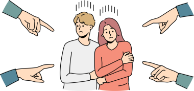 Eller mutsuz genç çifti işaret ediyor.