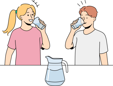 Mutlu çocuklar su içiyor.