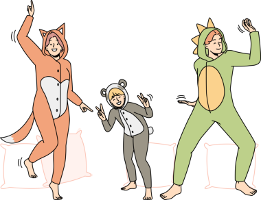 Gülümseyen insanlar pijama partisinde eğlenirler.