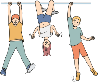 Gülümseyen çocuklar dışarıda oynarken eğleniyorlar.