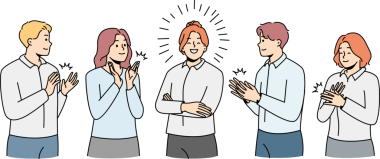 Mutlu çalışanlar başarılı lideri alkışlıyor.