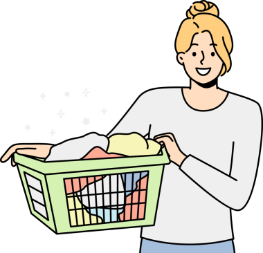 Çamaşır sepetiyle gülümseyen kadın.