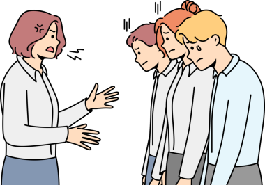 Kızgın iş kadını stresli çalışanlara bağırıyor