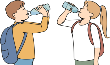 Çocuklar şişelerden taze su içiyorlar.