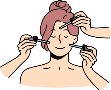 Mutlu kadın kaplıcada yüz bakımı yaptırıyor.