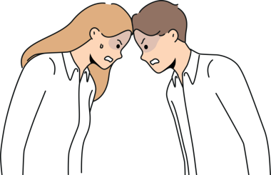 Öfkeli adam ve kadın iş yerinde karşı karşıya.