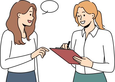 Gülümseyen kadın röportajcı yoldan geçenlerle konuşuyor.