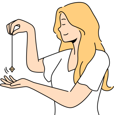 Gülümseyen kadın ruhani pratik için sarkaç kullanıyor.