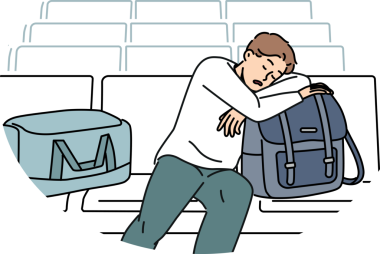 Uyuyan adam havaalanının dinlenme odasında oturur ve kötü hava koşullarından dolayı gelen uçağın rötar yapmasını bekler.