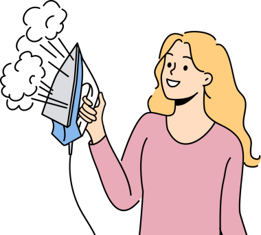 Kadın ev hanımı demiri buhar işleviyle tutuyor ve ev işlerini yaparken gülümsüyor.