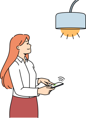 Kadın ışığı açmak için cep telefonu ya da akıllı ev uygulaması ile lambayı kontrol eder