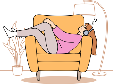 Kulaklık takan rahat bir kadın kanepeye uzanıyor, müzik dinliyor ve yorucu bir iş gününden sonra dinleniyor. Kız, kişisel müzik listesinden veya eğitimsel sesli kitaptan popüler gençlik müziğinden hoşlanıyor