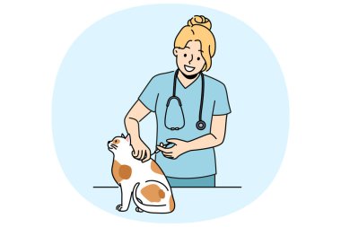 Kadın veteriner kediyi tehlikeli virüs ve bakterilerden korumak için aşıladı. Gülümseyen kız hayvan kliniğinde veteriner olarak çalışıyor ve aşılanmaya ihtiyacı olan kedi yavrusuna bakıyor.