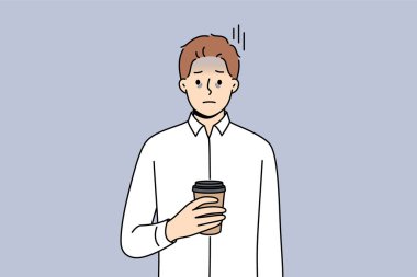 Yorgun bir iş adamı yorgunluk ve tükenmişlik çekiyor ve elinde bir fincan kağıt kahve tutuyor. Sürekli fazla mesai nedeniyle sağlık sorunları yaşayan ofis çalışanları arasındaki yorgunluk sorunları