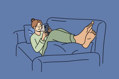 Kadınlar ellerinde cep telefonuyla kanepeye uzanıp oyun oynarlar ya da sosyal ağlarda video izlerler. Kız, evde rahatlamak ve rahatlamak için boş vakitlerini telefonda geçirir..