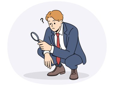 Büyüteçle çömelmiş bir işadamı analistin ya da denetçinin işlerini yapıyor. Takım elbiseli adam şirketteki finansal sorunların nedenlerini bağımsız olarak araştırıyor.