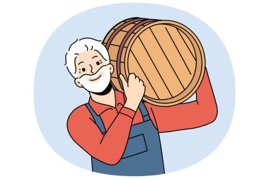 Şarap imalathanesi sahibi, şarap fıçısını omuzunda taşıyor ve gülümsüyor. Üzüm hasadına seviniyor. Yaşlı çiftçi geleneksel İtalyan tarifine göre organik malzemelerden şarap yapıyor.