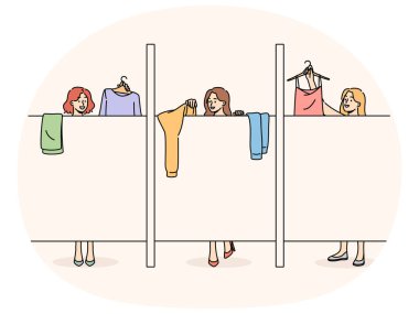Kadınlar mağazalarda giysilerini değiştirirler, perdenin arkasında dururlar ve satın almadan önce kıyafet seçerler. Alışverişkolik kızlar moda butiğini ziyaret ederken en iyi elbiseleri deniyorlar.