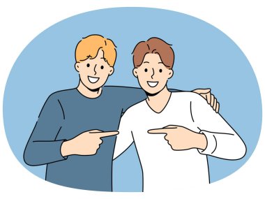 İki erkek arkadaş uzun zamandır beklenen buluşmada birbirlerine sarılıp birbirlerini gösteriyorlar. Erkek kardeşler ya da arkadaşlar ekrana bakıp iletişim kurma fırsatından olumlu duygular deneyimlerler.