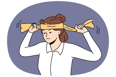 Yorgun bir kadın işi tamamlamak için saç bandı takar ya da iş problemleriyle başa çıkmaya hazır olduğunu gösterir. Stresli iş kadını, sıkıntılara rağmen görevine devam etmek istiyor.
