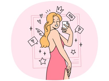 Kadın fotoğraf mankeni kokteyl elbisesi içinde selfie çekiyor, sosyal ağlardan ikonaların arasında duruyor. Etkilenen kız gülümseyip cep telefonu kamerasından arkadaşlık sitesindeki Avatar için selfie çekiyor.
