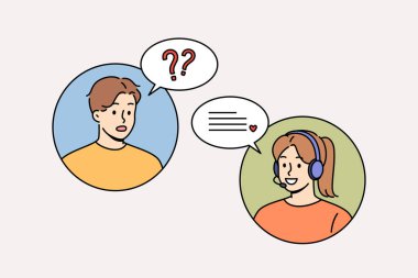 Kadın çağrı merkezi operatörü, destek servisini sorgulayan adama tavsiyede bulunuyor. Psikolojik destek telefonları kavramı için kullanıcı ve çağrı merkezi çalışanı arasında kulaklık ile etkileşim