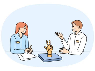 Ofis çalışanları robot kol ve kağıtlarla birlikte masada oturup üretimin robotizasyonunu tartışıyor. İş adamı ve kadın üretim sürecinin robotlaştırılması konusunda anlaştılar