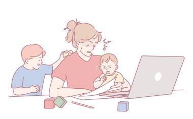 Uzaktan ebeveynliğin zorluklarını betimleyen ve iki küçük çocukla ilgilenen bir ebeveyn,.