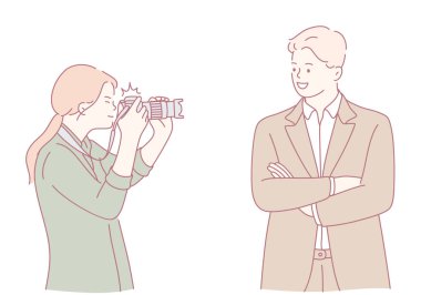 Yetenekli bir fotoğrafçı, özgüvenli bir konuyu yakalar ve sahnedeki yaratıcı etkileşimlerini vurgular.