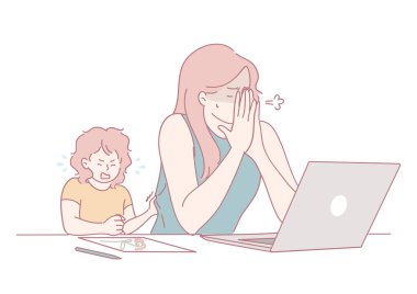 Hüsrana uğramış bir anne, gürültücü bir çocuğu idare ederken aynı zamanda işine konsantre olmaya çalışır.