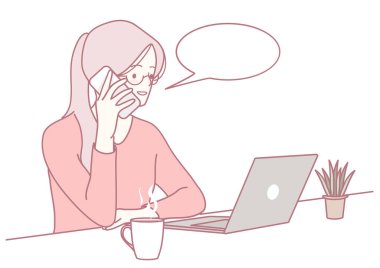 Modern bir kadın, bir iş görüşmesi ile meşgul, yanında rahat bir kahve fincanı ile dizüstü bilgisayarını kullanıyor.