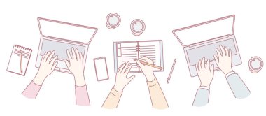 Dizüstü bilgisayarlar ve dizüstü bilgisayarlar üzerinde çalışan ellerin havadan görünüşü, üretkenlik ve takım çalışması temaları için mükemmel.