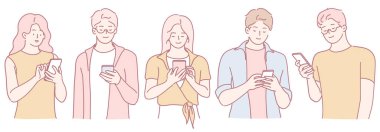 Bir grup genç yetişkin, modern bağlantı ve teknolojiyi sergileyen akıllı telefonlarına odaklandı..